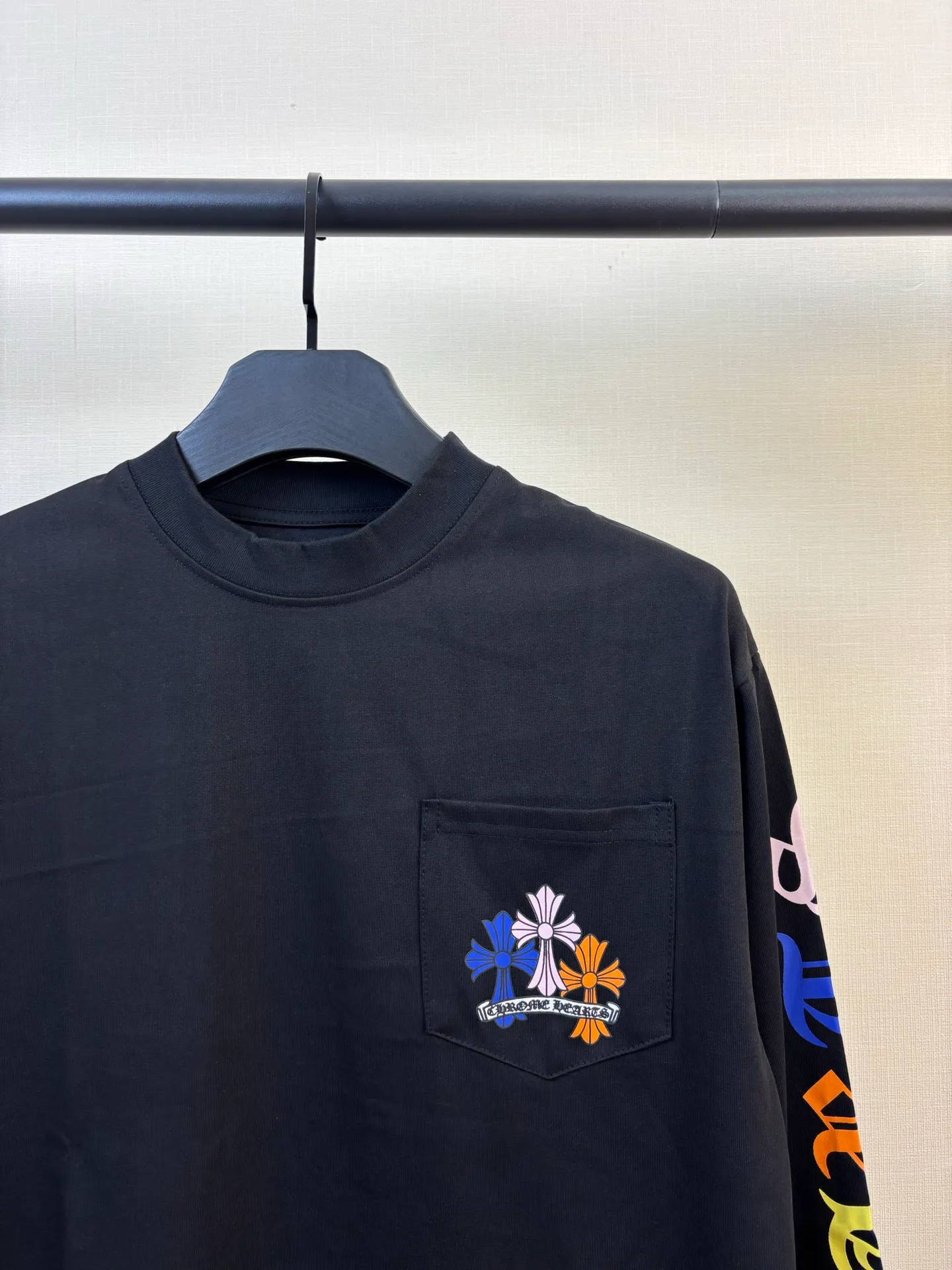 Style No.: DC # Chromo Heart 26SS Spring and Summer New Arrival Same Style Loose Version for Men and Women, Long Sleeves of Gram Double Yarn Pure Cotton, Imported Ribbing Machine, Double Threads on the Shoulders, Handmade Burst Beading Craftsmanship Size: S M L XL Color: Black White